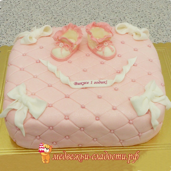 Торт пуфик, розовый торт на годик для девочки с пинетками